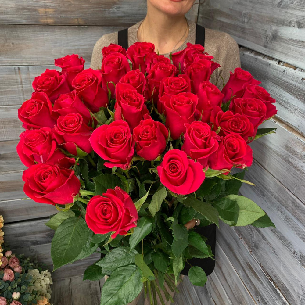 Роза сорта "Ред Наоми" - доставка цветов Ялта 